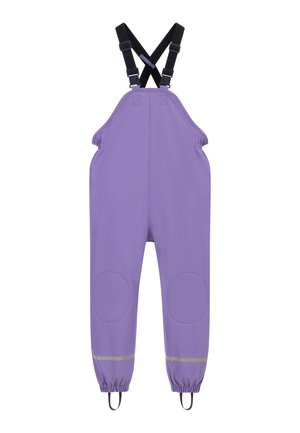 Lila wasserdichte Latzhose mit schwarzen verstellbaren Schulterriemen, Kniepolstern, elastischen Beinabschlüssen, reflektierenden Streifen und Fußriemen.