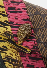 Wielokolorowa torebka kopertowa z teksturowanej skóry w odcieniach różu, żółci, zieleni i brązu. Posiada metalowy zamek w kształcie ptaka z ozdobami.