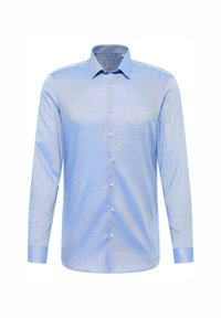Chemise à manches longues bleu clair en tissu texturé avec un col pointu, fermeture à boutons sur le devant et accents de boutons contrastants.