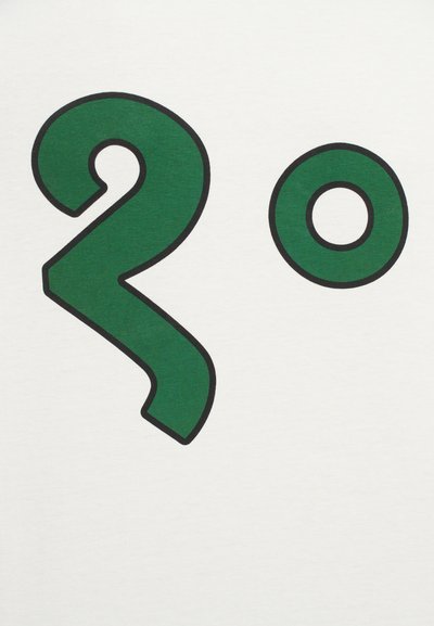 T-shirt de tecido branco apresentando um grande número verde "2" e um círculo verde, contornado a preto, com formas arrojadas e modernas.