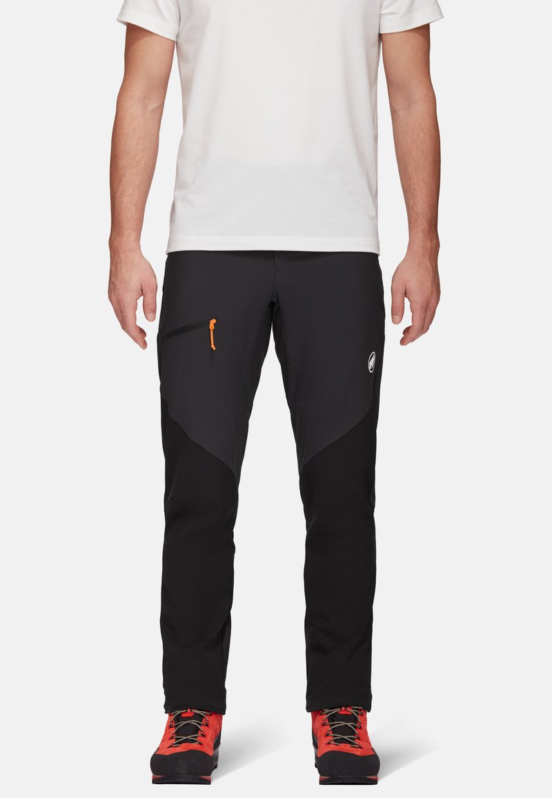 Zwarte buitenbroeken met contrasterende matte en textuurstof, voorzien van een oranje ritszak, een tapered fit en logo-details op het been.