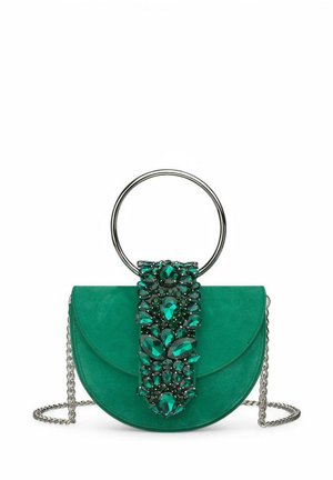 Bolso de ante verde con un asa metálica circular, adornado con un detalle de cristal y joyas en tonos verdes variados, y que cuenta con una correa de cadena.