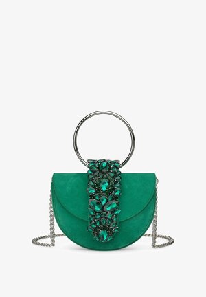 Bolso de ante verde con un asa metálica circular, adornado con un detalle de cristal y joyas en tonos verdes variados, y que cuenta con una correa de cadena.