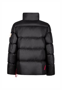 Giacca a vento nera con collo alto, design trapuntato e un accento rosso all'orlo. Realizzata in materiale lucido e leggero.