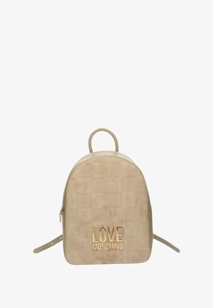Zaino beige con motivo a scacchiera, pelle liscia e tessuto strutturato. Presenta un logo dorato "LOVE MOSCHINO" sul davanti.