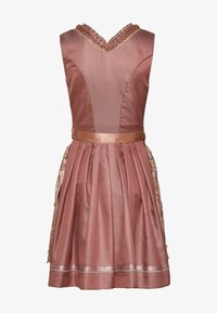 Robe sans manches en tissu rose poudré avec motif texturé, encolure à volants, ceinture en satin et accents en dentelle. Comprend une jupe plissée.