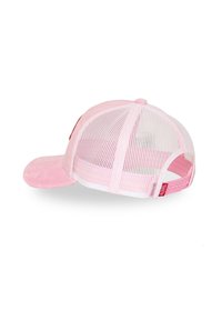 Gorra rosa con una parte delantera suave y trasera de malla, con un visor plano y cierre ajustable a presión. Muestra un logotipo en un lado.