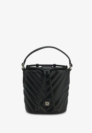 Bolso saco de cuero negro acolchado con cierre de cordón, asa única y logo dorado "HUGO" en la parte delantera.