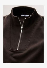 Sélectionné, rich chocolate brown