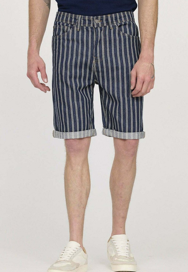 Shorts en denim de couleur bleu foncé avec des rayures verticales blanches, ourlets roulés, cinq poches et une taille classique. Comprend une fermeture à bouton en métal.