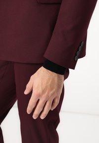 Isaac Dewhirst THE FASHION PEAK SUIT SLIM - Κοστούμι - merlot