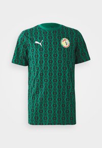 Grünes Kurzarm-T-Shirt aus textilem Material mit einem geometrischen schwarzen Muster, ausgestattet mit einem Puma-Logo und einem kreisförmigen Emblem auf der Brust.