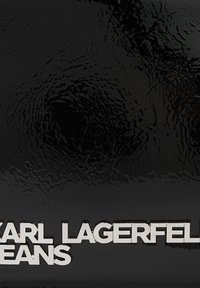 Juodas, blizgus paviršius su tekstūruota struktūra; su sidabriniais užrašais "KARL LAGERFELD JEANS." Minimalistinis dizainas, moderni estetinė.