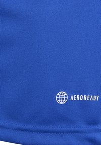 Tessuto sportivo blu con superficie testurizzata, caratterizzato da un logo bianco "AEROREADY" e un grafico di un globo nell'angolo in basso a destra.