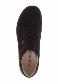 Bruine suède sneaker met vetersluiting en zijrits. Heeft een ronde neus en een gestructureerde binnenzool met "Finn Comfort" branding.