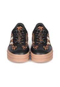 Sneaker platform neri e beige a stampa leopardata, con pelle testurizzata, lacci a contrasto e suole in gomma spesse.