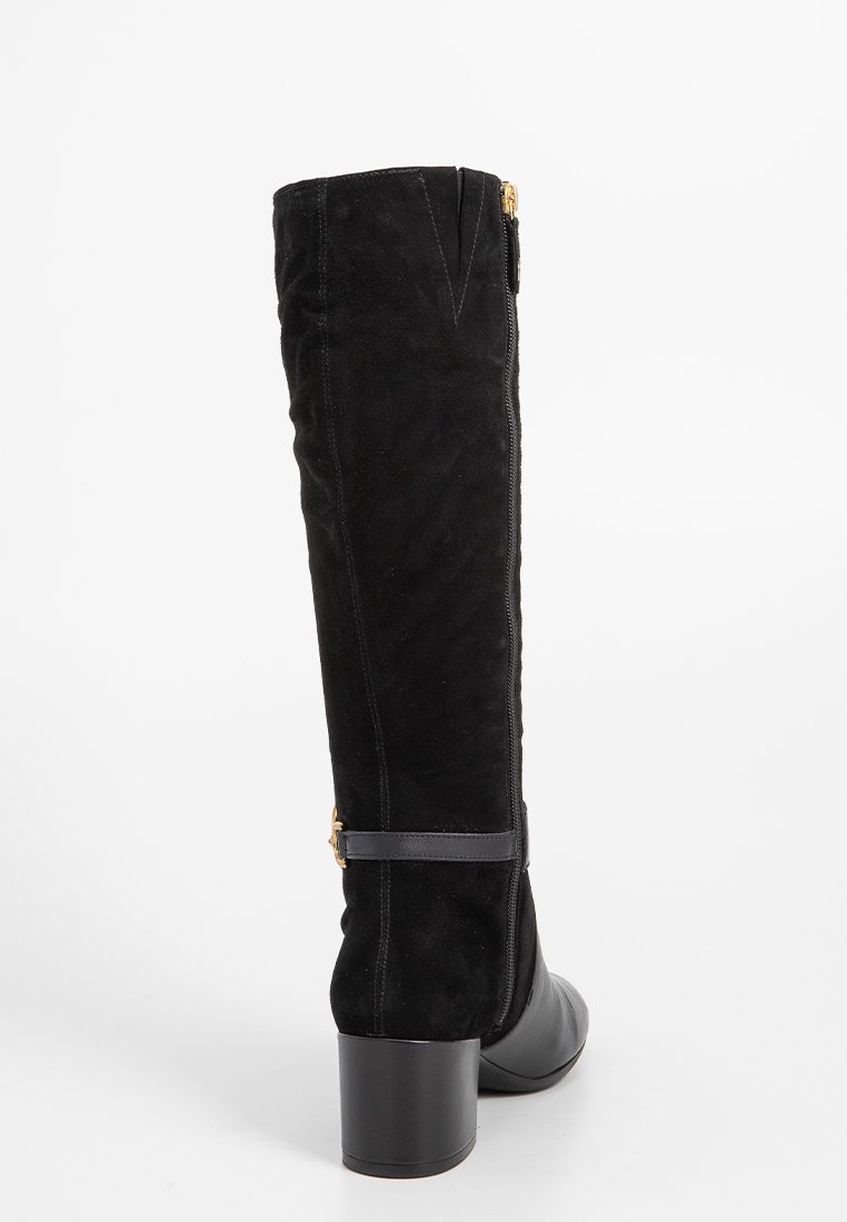 Botte noire en daim hauteur genou avec un bout rond, un talon bloc et une fermeture éclair sur le côté, dotée d'une sangle en cuir avec un accent en métal doré.