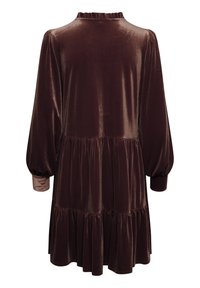 Robe longue en velours marron foncé avec des volants froncés, un col haut à volants et des poignets élastiques.