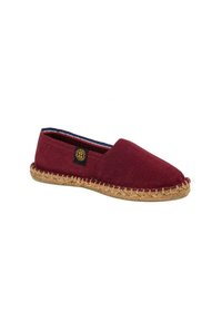 Espadrille en toile bordeaux avec un bout arrondi, semelle en jute tressé et bord cousu. Présente un petit patch logo noir sur le côté.