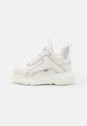 Sneaker bianca con lacci realizzata in pelle sintetica con suola imbottita. Presenta accenti riflettenti e sovrapposizioni testurizzate. Design voluminoso.