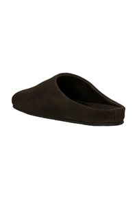 Pantofola scamosciata marrone scuro, senza lacci, con punta chiusa arrotondata e tallone basso, mostrata da un'angolazione laterale destra su sfondo bianco.