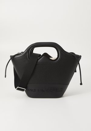 Sac à main en cuir noir texturé avec poignée supérieure découpée, bandoulière réglable, fermeture à cordon et texte embossé "KARL LAGERFELD" à l'avant.