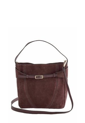 Dunkelbraune Wildleder-Handtasche mit kurzem Griff, dekorativem vorderem Gürtel mit goldener Schnalle und langem verstellbarem Schulterriemen.