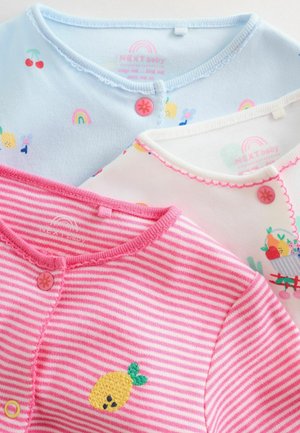 Drei Baby-Strickjacken in Blau, Weiß und Rosa. Die blaue zeigt Früchte- und Regenbogenmuster, die rosa gestreift mit einer Zitronen-Stickerei, die weiße hat bunte Muster.