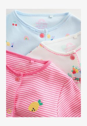 Trzy sweterki dla niemowląt w kolorze niebieskim, białym i różowym. Niebieski ma nadruki owoców i tęczy, różowy paski oraz haft cytryny, biały kolorowe wzory.