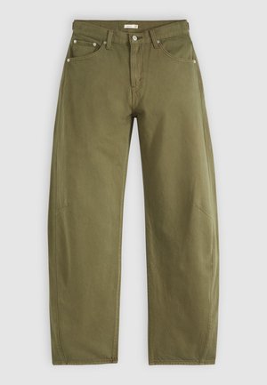 Pantalon droit vert olive avec fermeture à boutons et à glissière à l'avant, passants de ceinture et design à cinq poches sur fond gris clair.