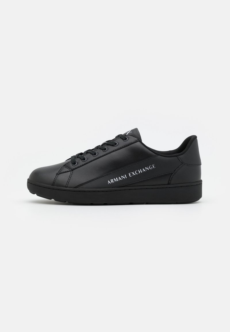 Baskets basses noires à lacets, finition lisse, avec "Armani Exchange" écrit sur le côté en lettres blanches.