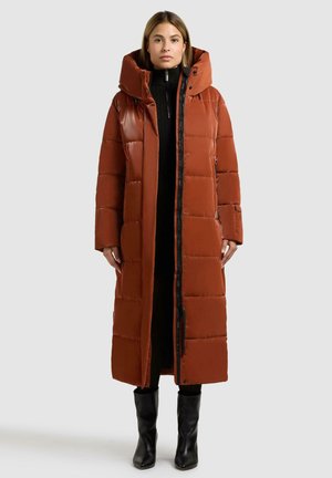 Lange, padded jas in roodbruin met een grote capuchon, voorrits en drukknoopsluiting. Heeft geborduurde delen en zwarte accenten.