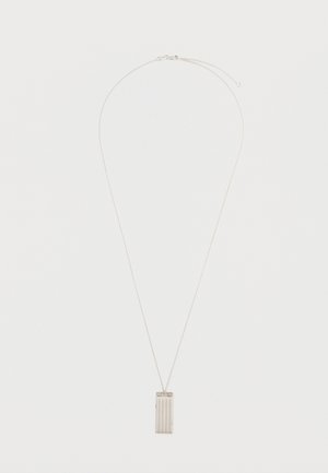 Collana d'argento con un pendente rettangolare caratterizzato da scanalature verticali, sospeso a una sottile catena con chiusura a moschettone.