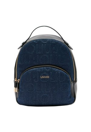 Zaino in denim con dettagli in pelle nera, hardware dorato e logo in rilievo. Presenta un compartimento principale con zip e una tasca frontale con zip.