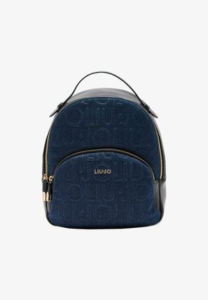 Mochila de denim con detalles en cuero negro, herrajes dorados y logotipo grabado. Cuenta con un compartimento principal con cremallera y un bolsillo frontal con cremallera.