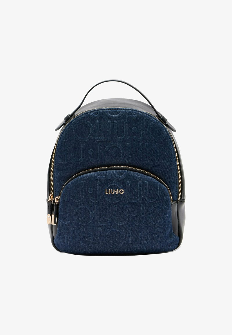 Zaino in denim con dettagli in pelle nera, hardware dorato e logo in rilievo. Presenta un compartimento principale con zip e una tasca frontale con zip.