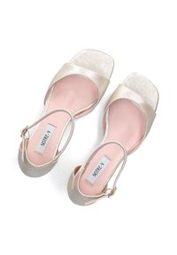 Notre-V Sandalen - adhara champang