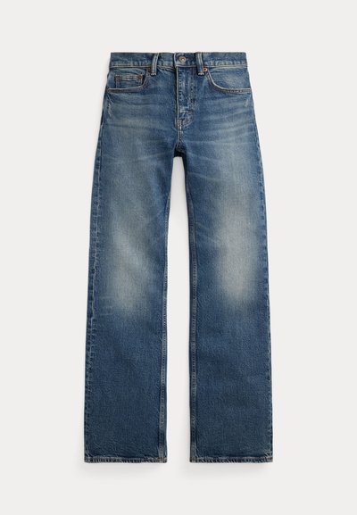 Modré džíny s rovnými nohavicemi a vybledlými oblastmi na stehnech, design s pěti kapsami a zapínáním na knoflíky, položené na bílém pozadí.