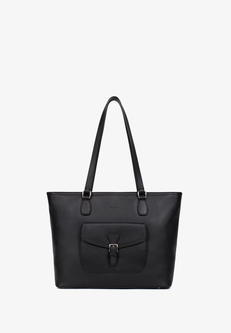 Zwarte leren tote bag met twee schouderbanden, een flapzak aan de voorkant en zilverkleurige hardware. Glad oppervlak en rechthoekige vorm.