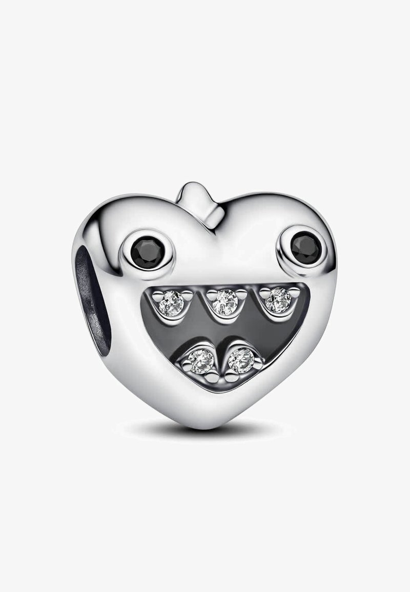 Ciondolo a forma di cuore in argento con occhi in gemma nera e accenti simili a diamanti in un design con un sorriso dentato. Texture liscia e lucida.