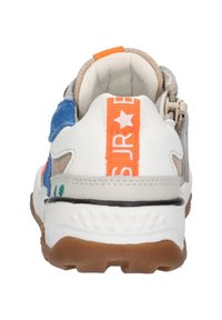 Sportsneaker met een mixed-materialontwerp in wit, beige en blauwe accenten, een oranje logo-strap en een getextureerde gumzool.