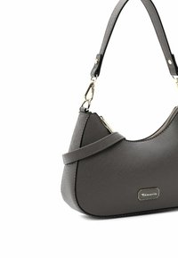 Sac à bandoulière texturé gris foncé avec ferrures dorées, fermeture éclair, bandoulière amovible et petite plaque métallique avec logo sur le devant.