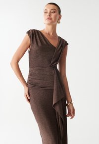Brązowa metaliczna sukienka z dekoltem w kształcie V, marszczoną talią, drapowanym detalem po boku oraz krótkimi rękawami. Gładka tekstura i elegancka sylwetka.