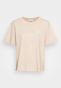 Béžové tričko s krátkým rukávem z bavlny s kulatým výstřihem. Obsahuje malé potištěné logo na levé části hrudi. Rovný střih a ležérní design.