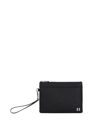 Pochette noire en matière texturée, dotée d'une fermeture éclair, d'une bride pour le poignet et d'un logo métallique à l'avant. Forme rectangulaire.