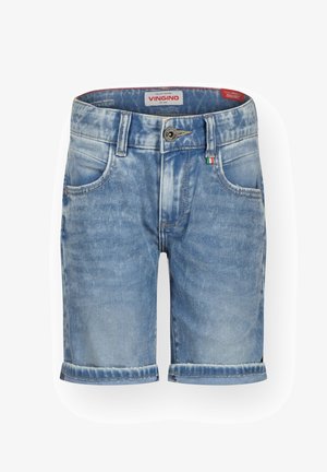Jasnoniebieskie szorty dżinsowe z lekko wyblakłym wykończeniem, z podwiniętymi mankietami, pięcioma kieszeniami oraz widoczną metką marki Vingino wewnątrz.