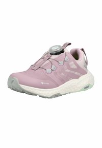 Zapatilla Gore-Tex de color púrpura claro con suela blanca texturizada, sistema de cordones con dial ajustable gris y tiradores en la lengüeta y el talón.