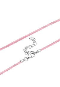 Collier en cordon tressé rose avec un fermoir en forme de cœur en argent et une extension de chaîne. Texture lisse avec des accents métalliques.