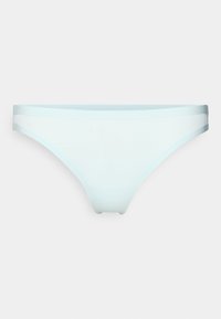 Ανοιχτό μπλε κάτω μέρος μπικίνι με ομαλή υφή και σχεδιασμό χαμηλής μέσης. Διαθέτει λεπτές πλαϊνές τιράντες και διακριτικό ριμπ ύφασμα σε όλη την επιφάνεια.