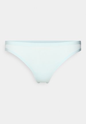 Gaiši zili bikini apakšdaļa ar gludu tekstūru un zemu jostas vietu. Tās ir aprīkotas ar plānām sānu siksnām un smalku riboto rakstu visā virsmā.